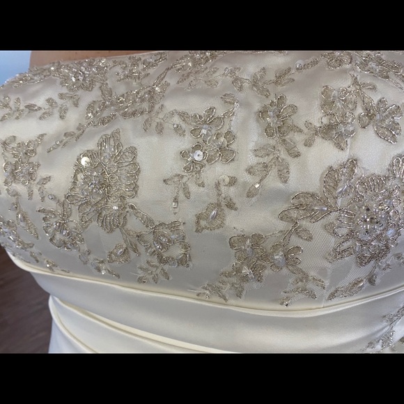 Wedding gown, never worn, never altered. - Picture 4 of 5